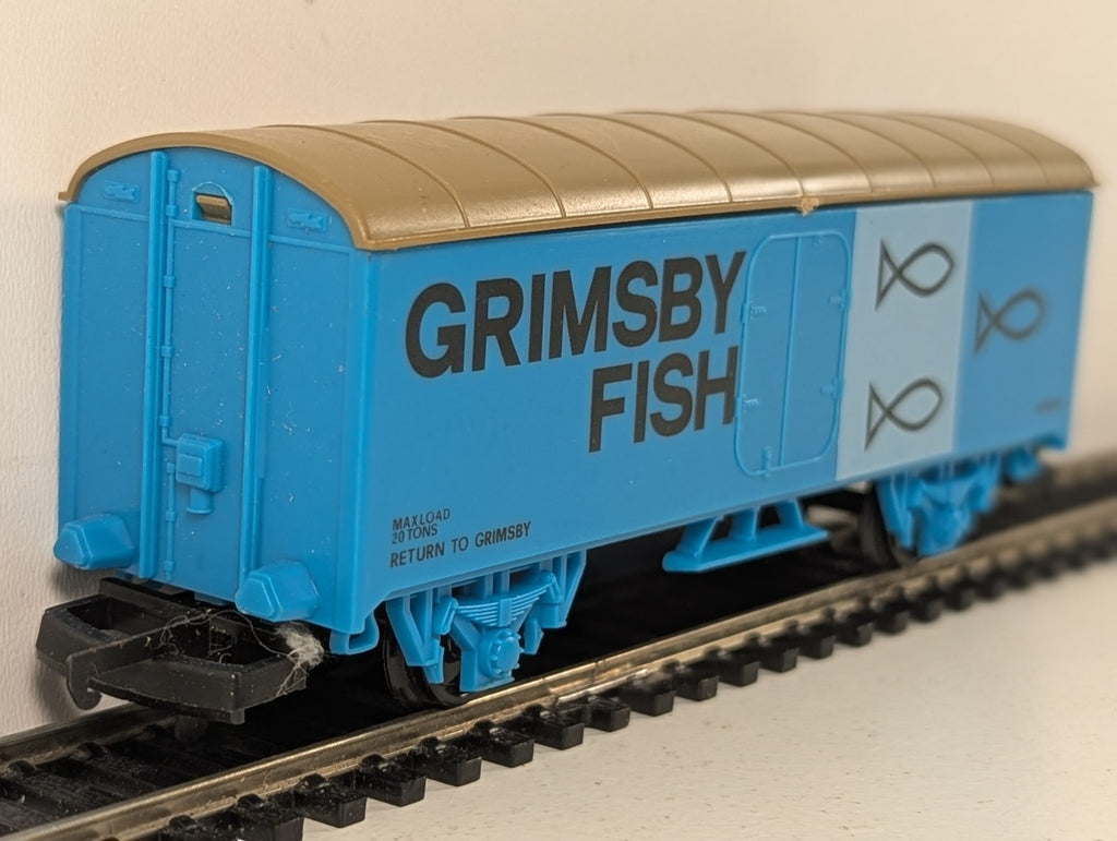 Lima OO Gauge Grimsby Fish Van Goods Wagon N82642H Grimsby Fish Blue