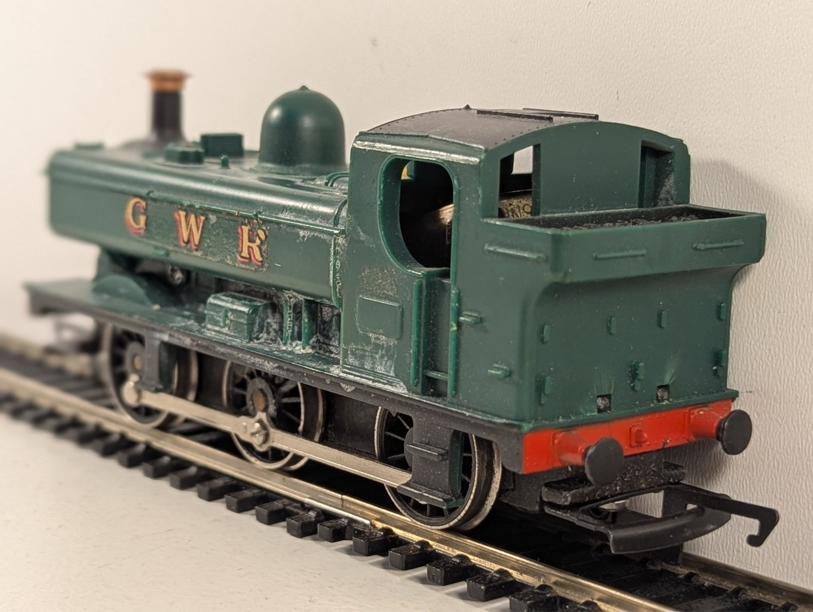 Hornby GWR Pannier Tank No. 8751 Steam Locomotive - Missing One Buffer head