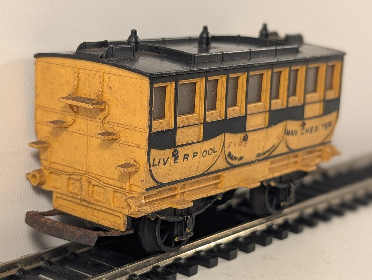 Tri-ang OO Gauge L&MR Coach 'Experience' Passenger Coach L&MR Yellow and Black