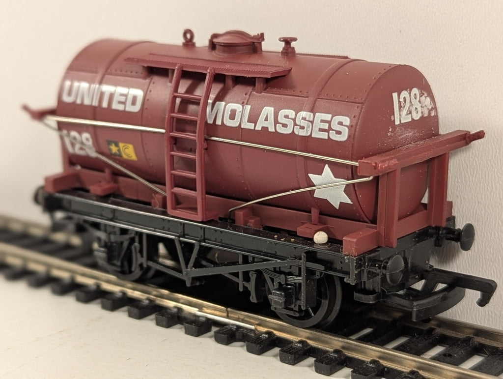 Mainline OO Gauge United Molasses 12 Ton Tanker Wagon