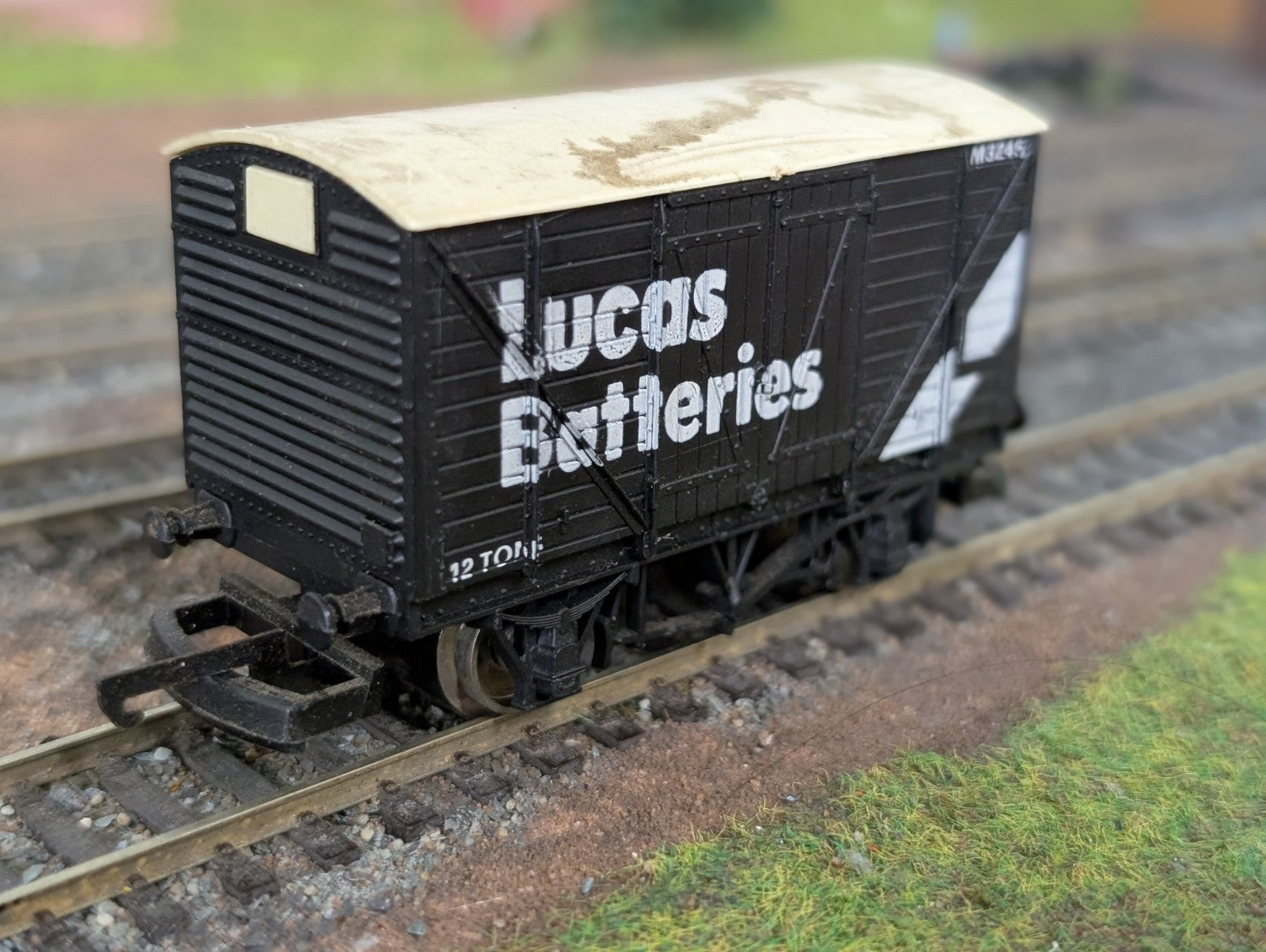 Lima 305603W 12-Ton Box Van 'Lucas Batteries