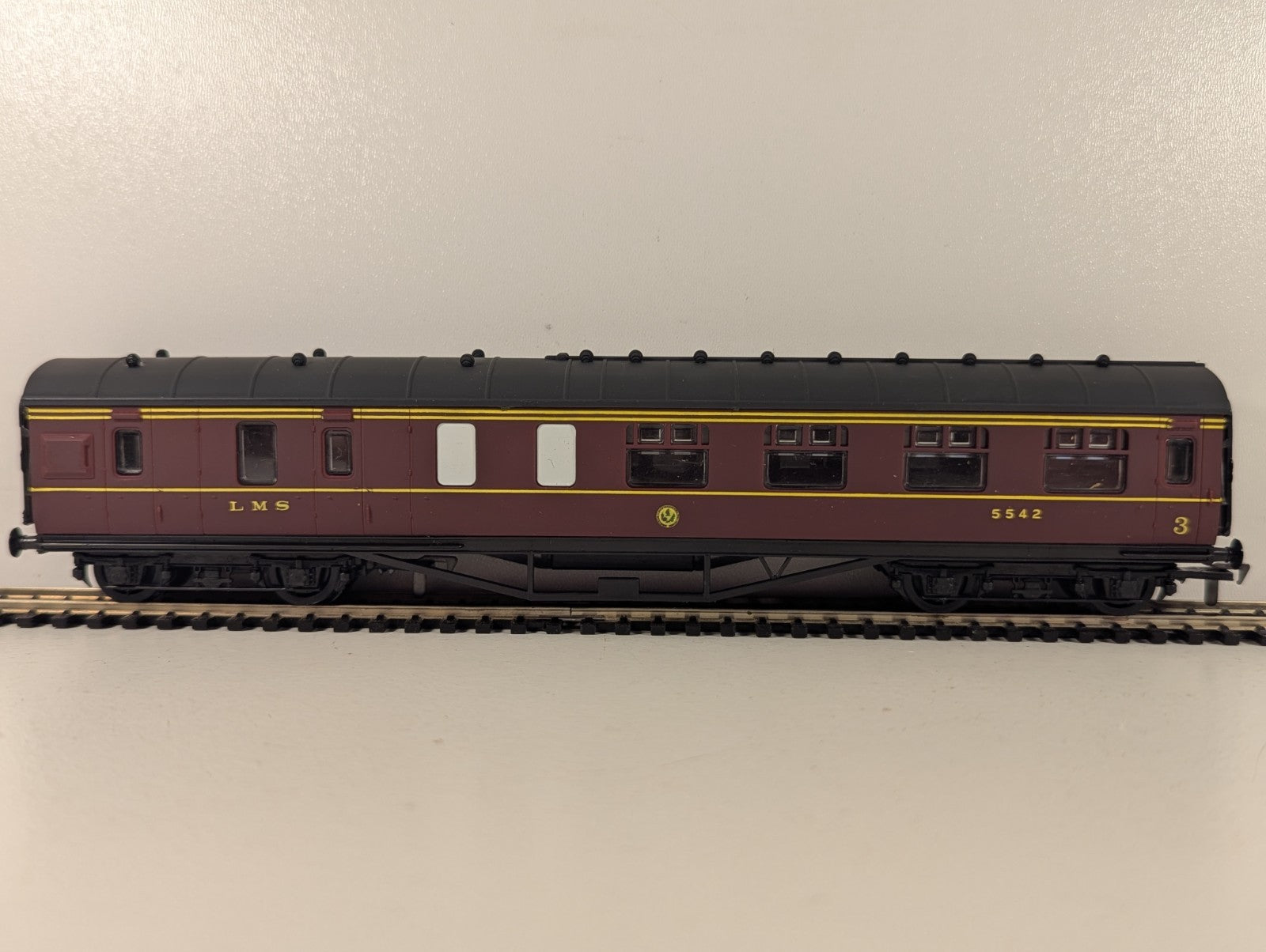 Airfix OO Gauge 57ft Brake 3rd Corridor Passenger Coach 5542 LMS Maroon