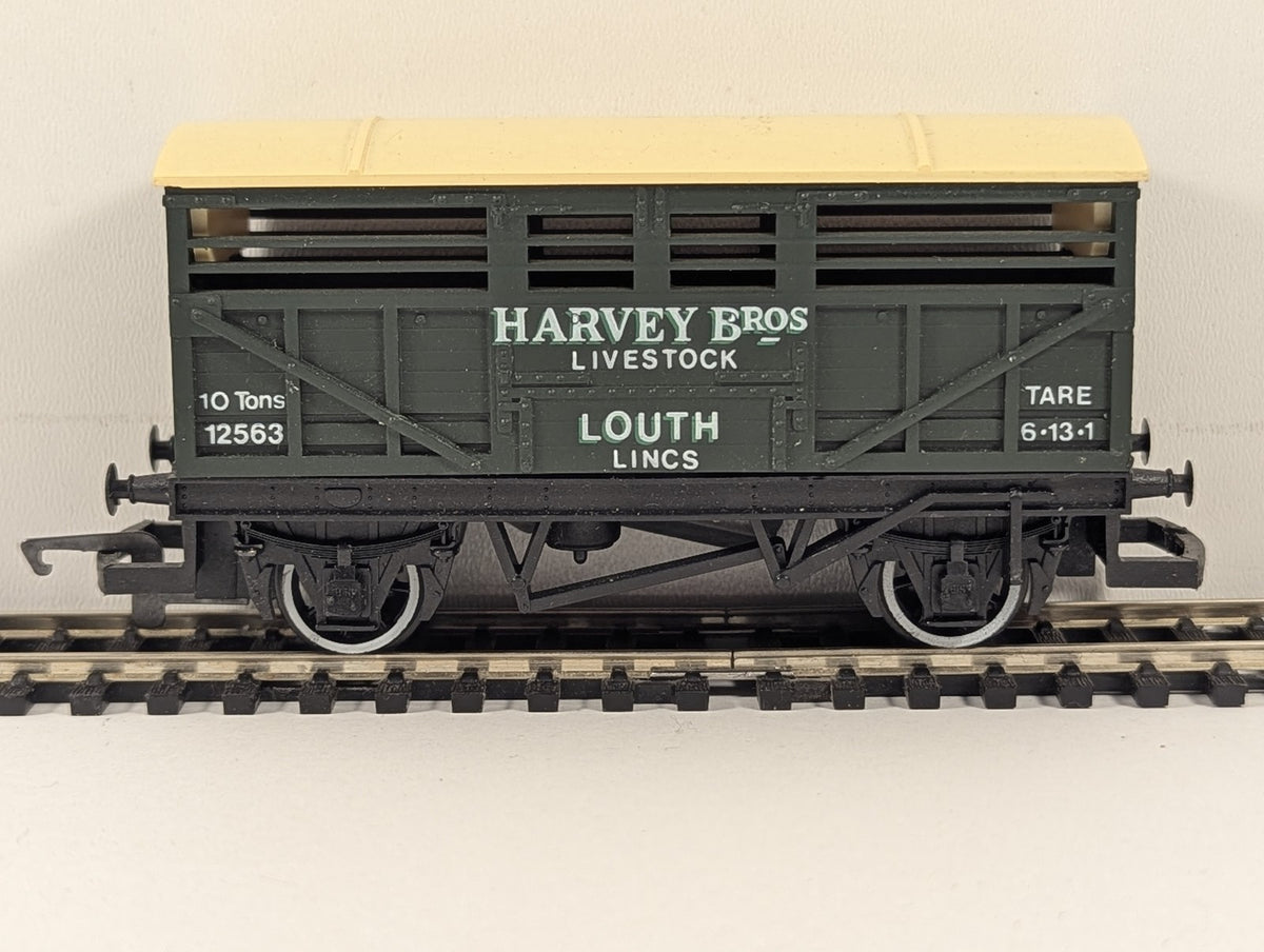 Hornby OO Gauge Harvey Bros Livestock Van Goods Wagon 12563 R.010