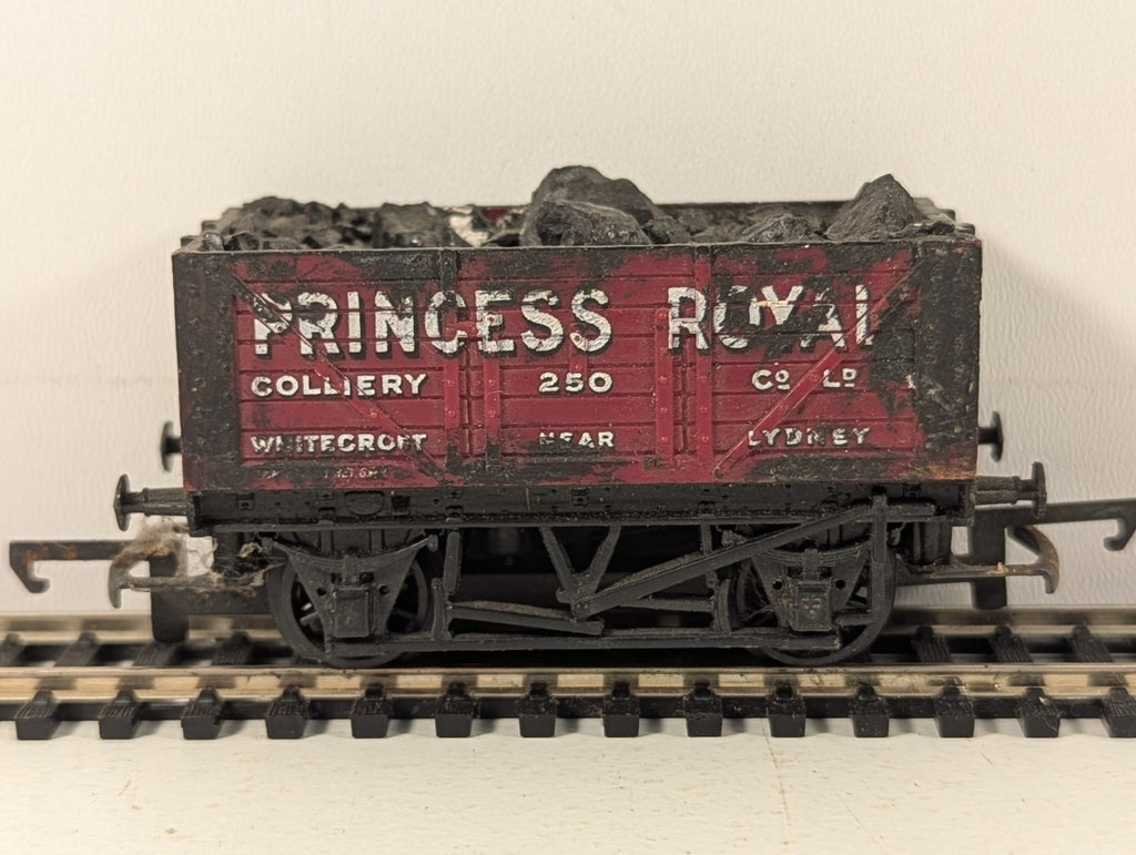 Hornby OO Gauge Princess Royal Colliery 7-Plank Wagon Open Wagon 25