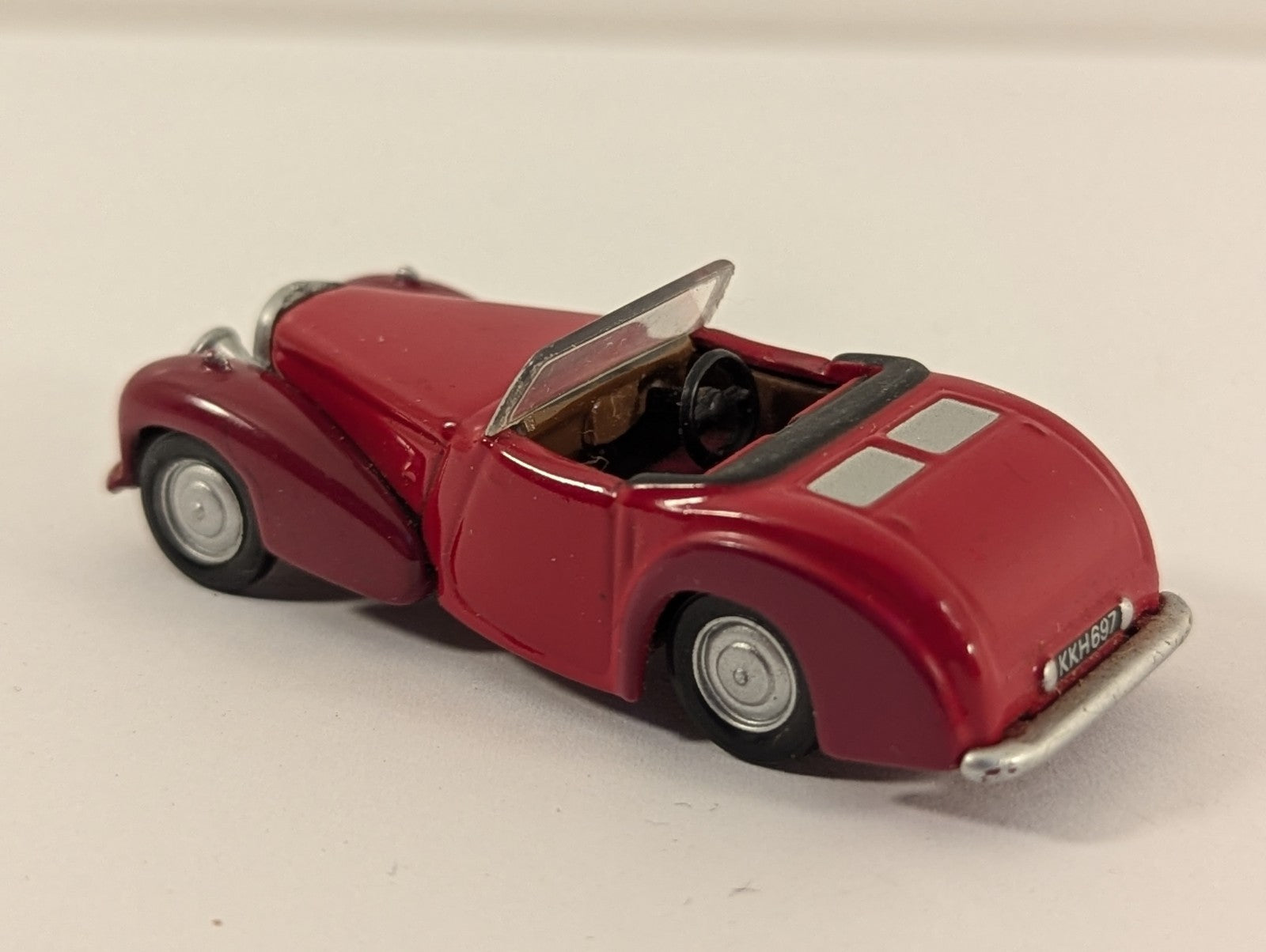 Oxford Diecast 76TR004 1:76 Triumph Roadster Maroon KKH 697