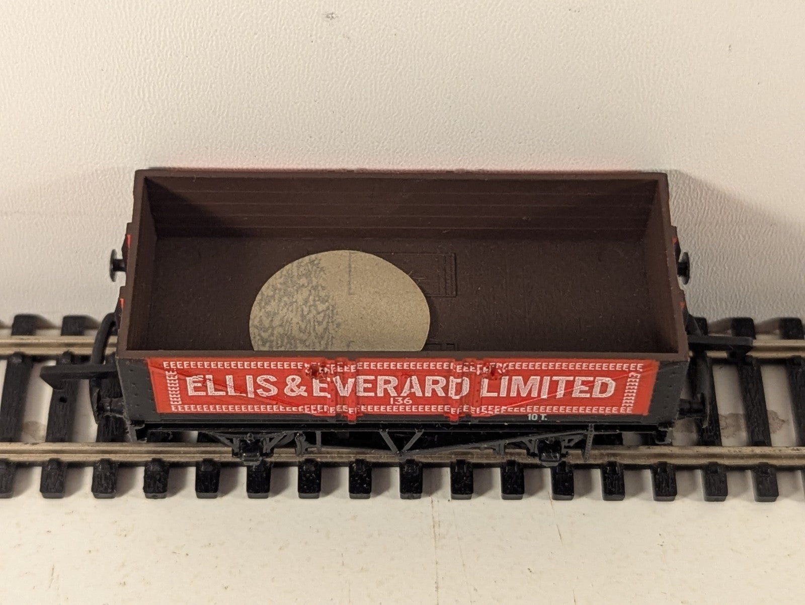 Mainline 37-131 Ellis & Everard Ltd 5 Plank Coal Wagon OO Gauge
