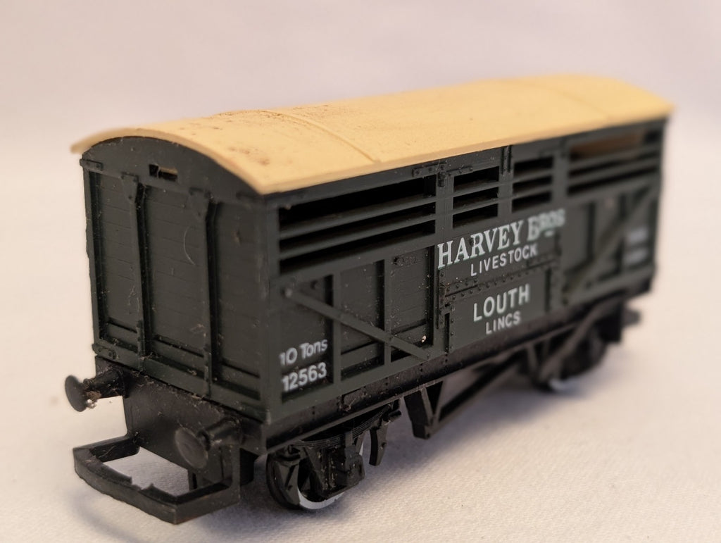 Hornby OO Gauge Harvey Bros 10 Ton Cattle Wagon Goods Wagon 12563