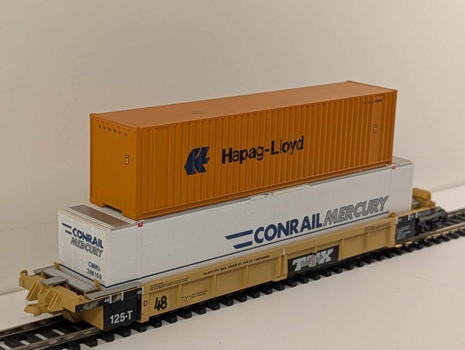 Walthers Intermodal Deep Well Thrall Car TTX with Containers