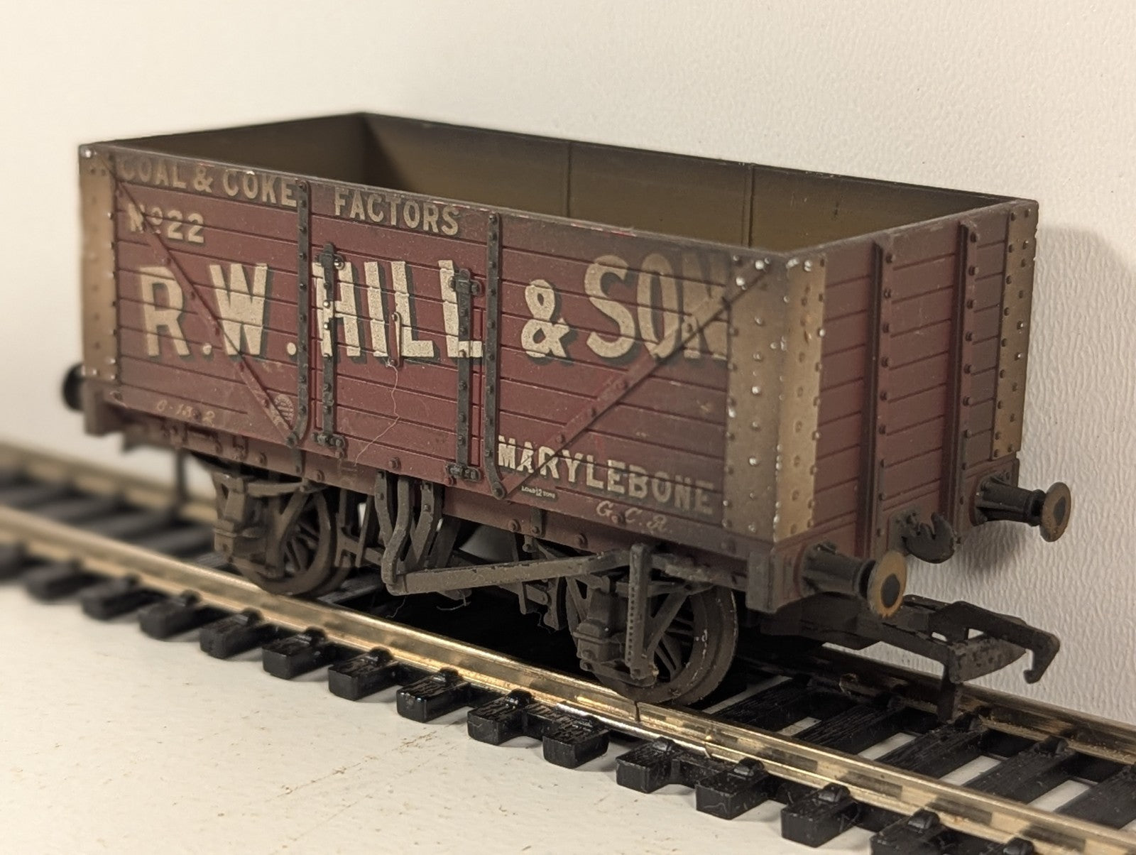 Bachmann Branchline 37-162 8 Plank Wagon “R.W. Hill & Son” Weathered
