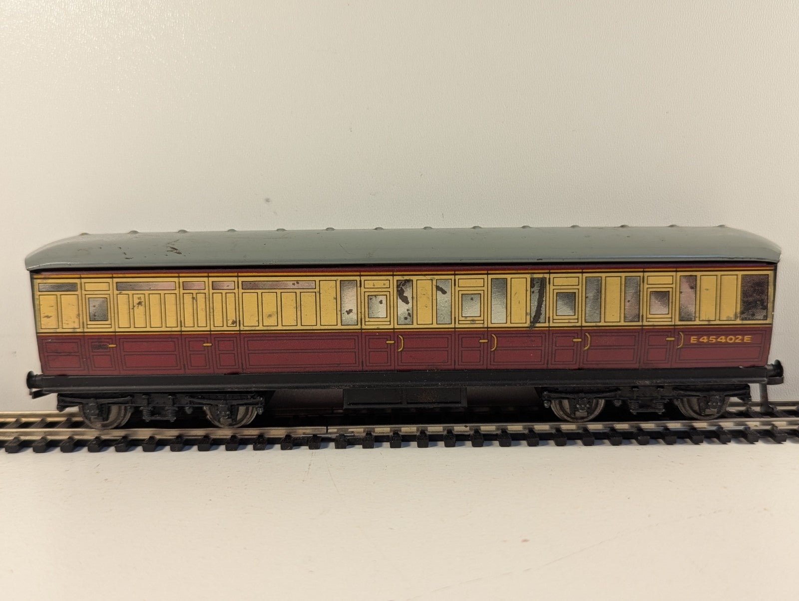 Hornby Dublo OO Gauge Tinplate Coach No. E45402E