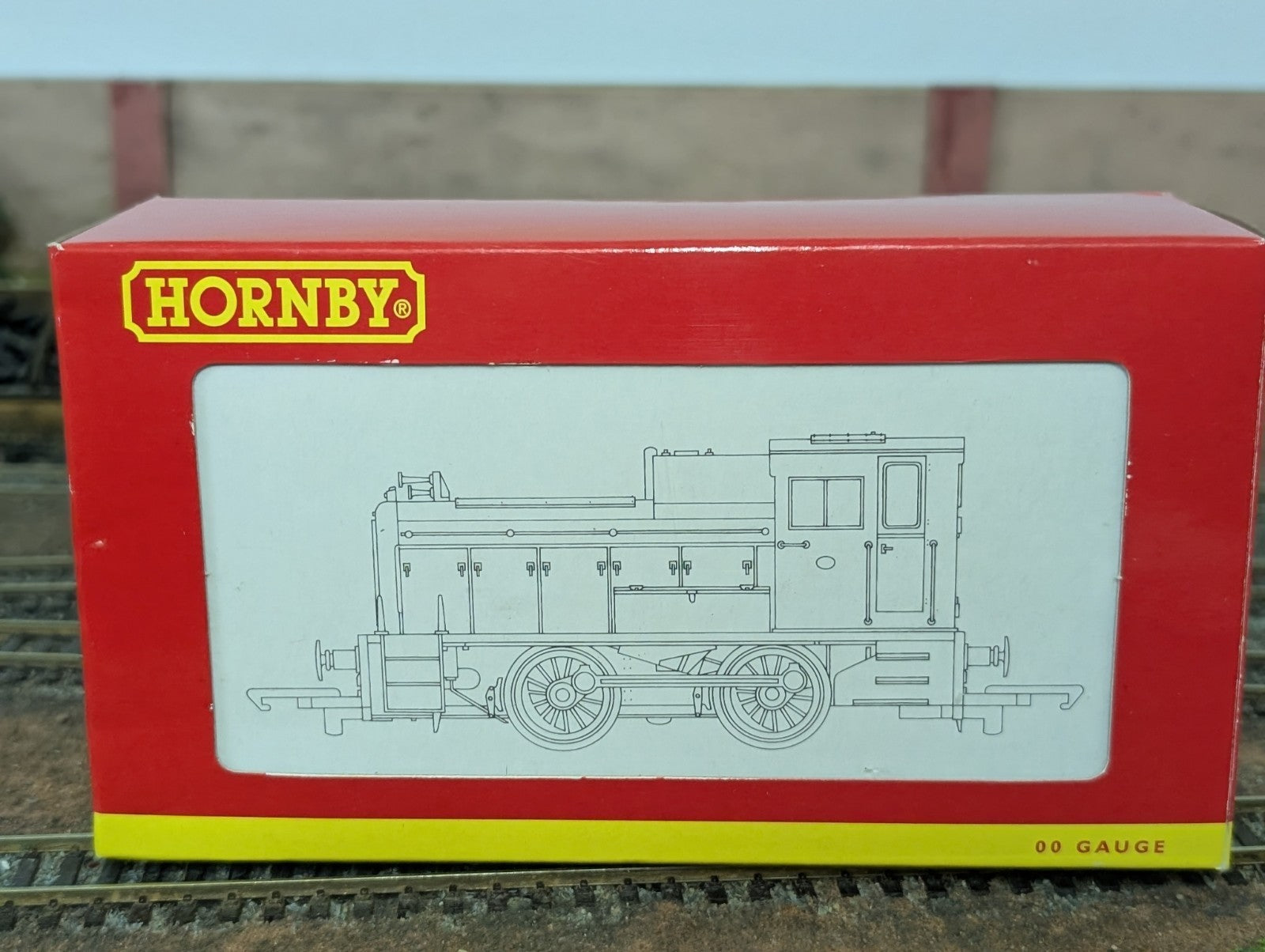 Hornby R2375 OO Gauge Class 06 Diesel Shunter in Virgin Trains Livery - Boxed