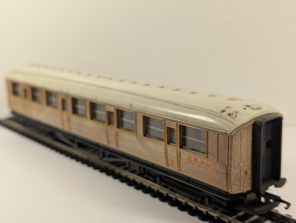 Hornby RailRoad OO Gauge LNER Teak Composite Coach for Mallard