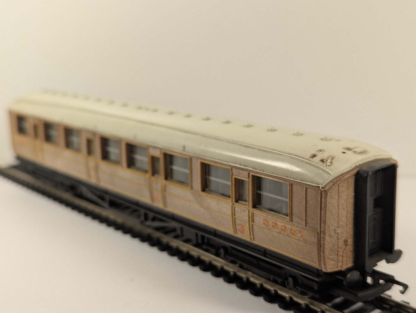 Hornby RailRoad OO Gauge LNER Teak Composite Coach for Mallard