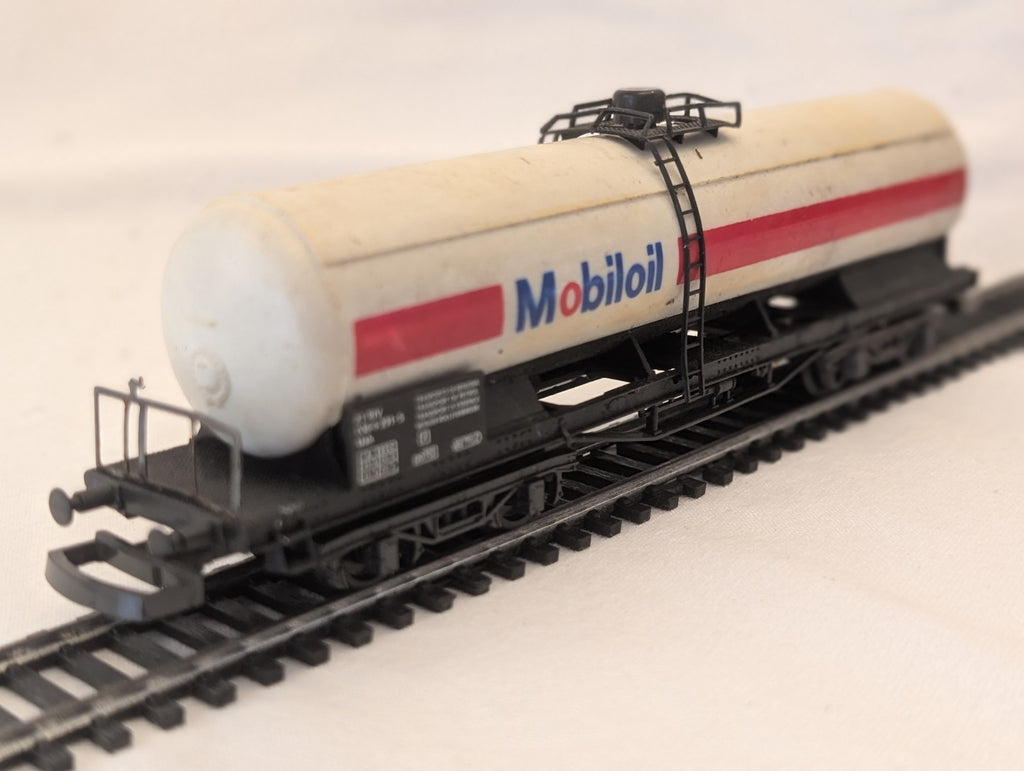 Lima 302903 HO Scale Mobil Oil Single Dome Tank Wagon