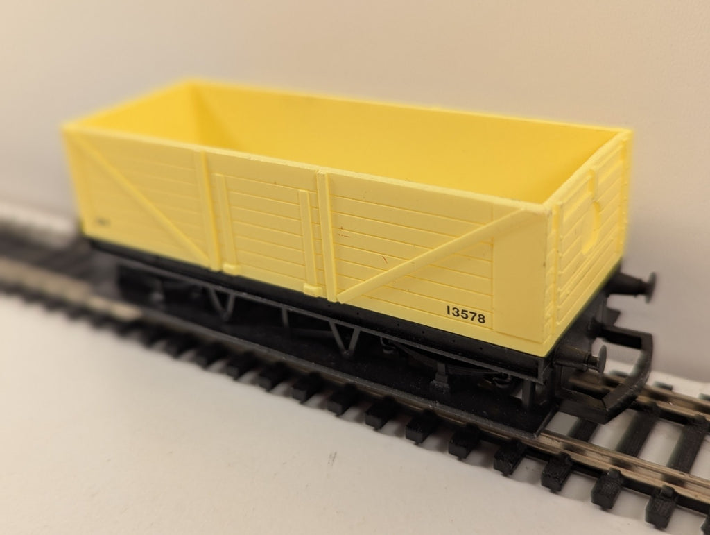 Hornby H654 OO Long Wheelbase Mineral Wagon Yellow