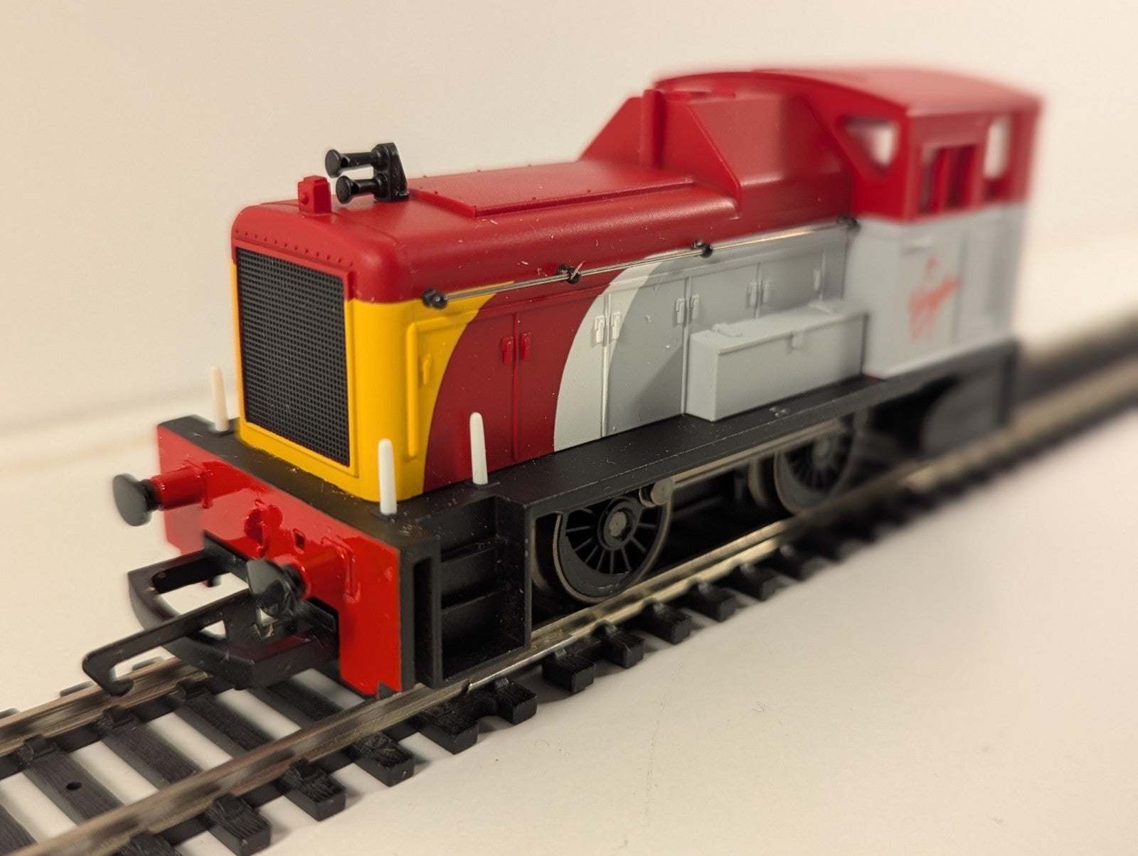 Hornby R2375 – Virgin 0-4-0 Diesel Class 06 Mechanical Shunter