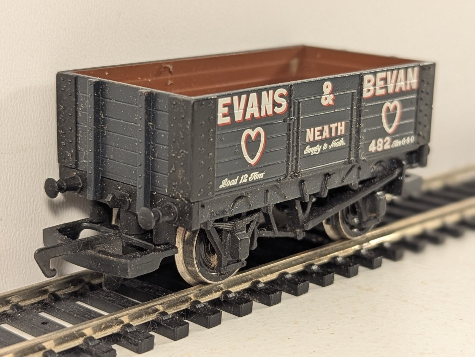 SKU: GR5618  Hornby OO Gauge Evans & Bevan 7-Plank Wagon Goods Wagon 482 R6057