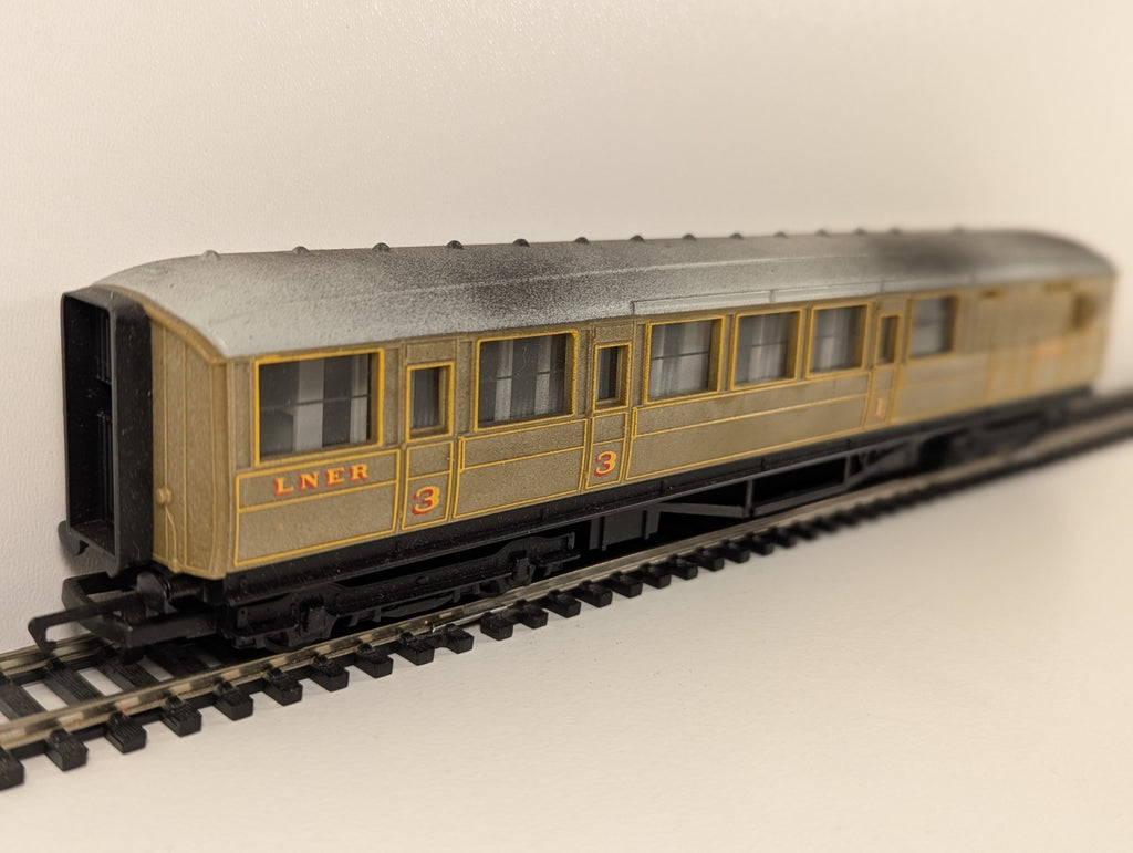 Hornby R4333 RailRoad OO Gauge LNER Teak Brake Composite Coach – No. 4237