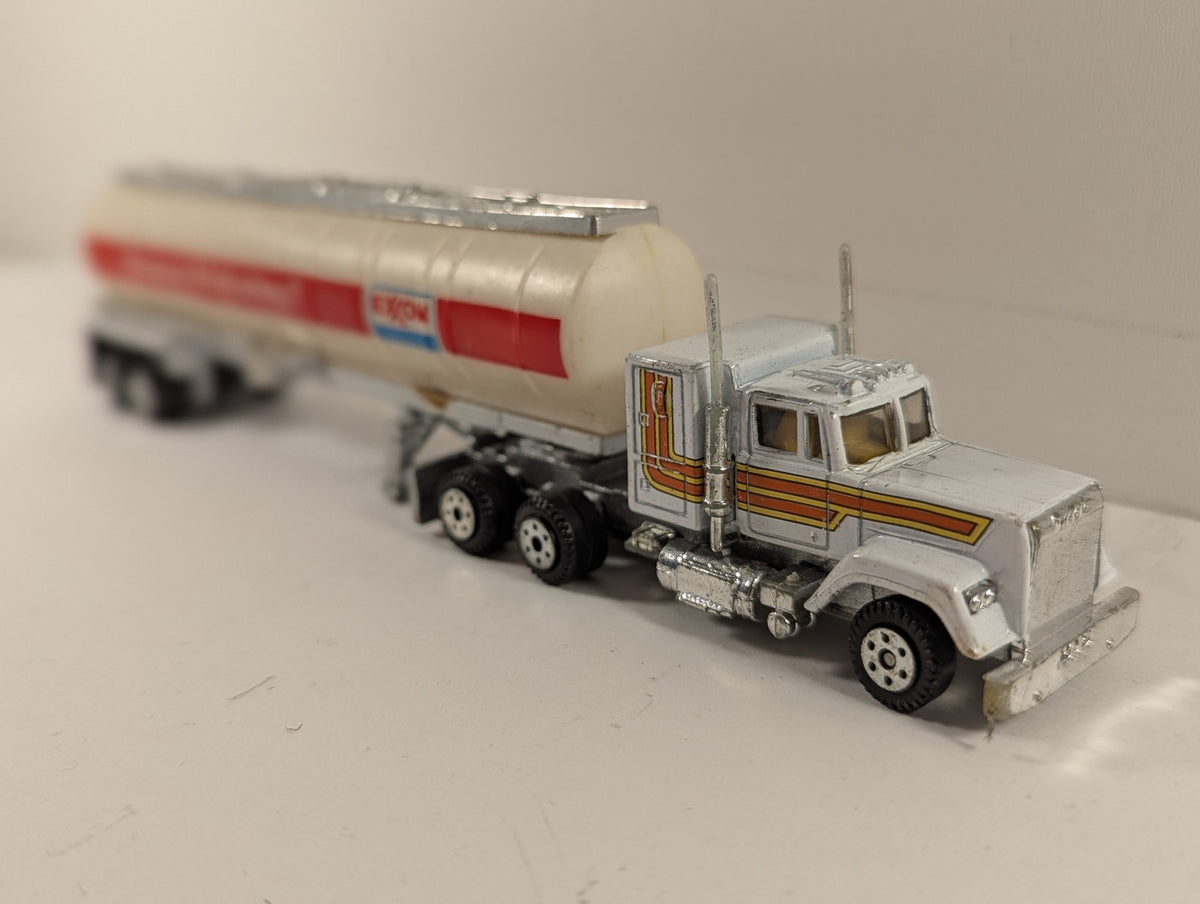 Road Champs Mack Super-Liner Exxon Tanker Truck Die-cast Model Truck