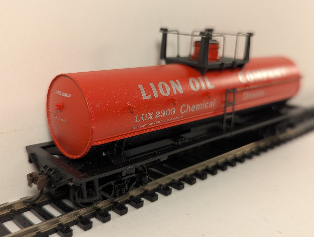 Athearn HO Gauge Lion Oil Company Chemical Division Tank Wagon LUX 2303 1559