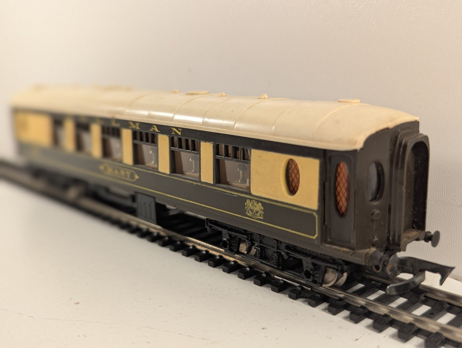 Tri-ang Railways R228 OO Gauge Pullman Coach "Mary"