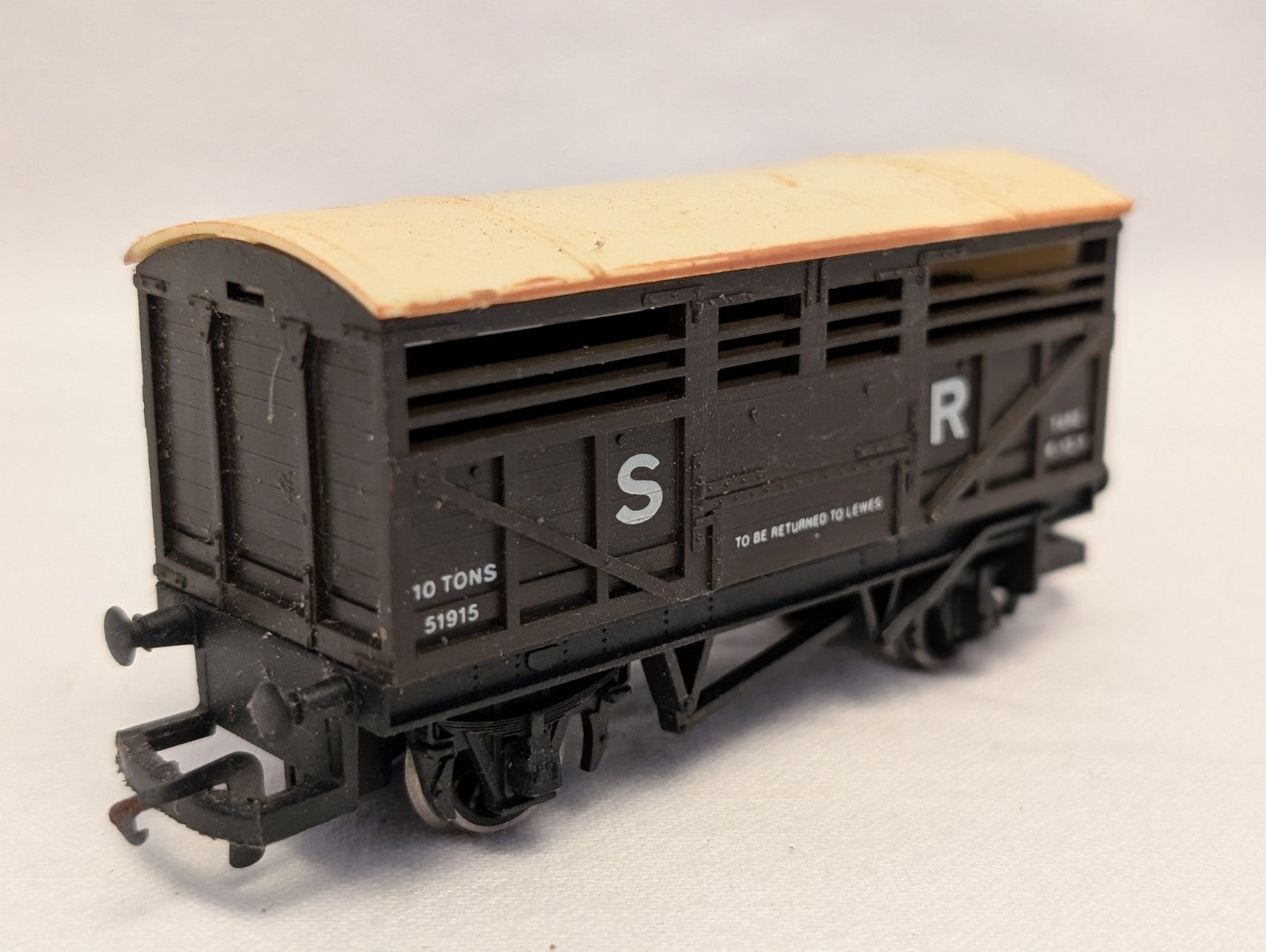 Hornby OO Gauge SR Cattle Wagon Goods Wagon 51915 SR Brown