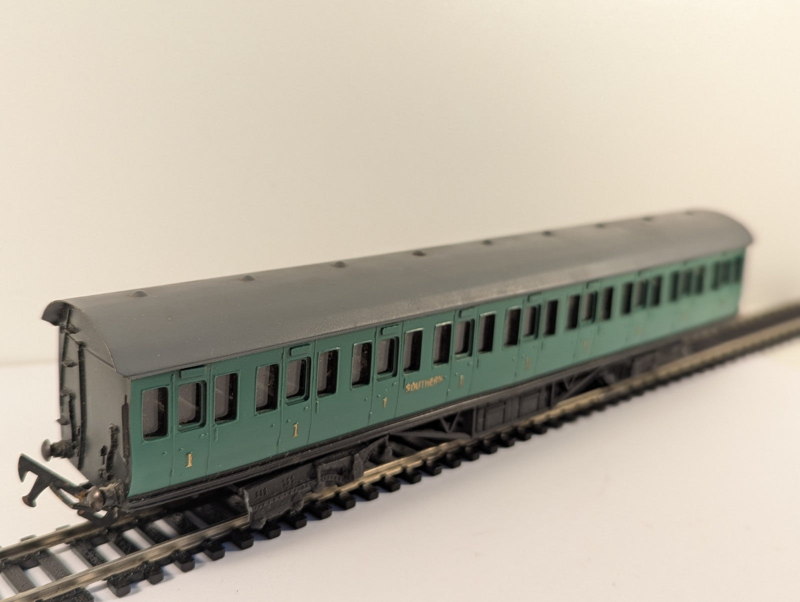 Graham Farish OO Gauge Southern Railway Green First Class Coach Boxed