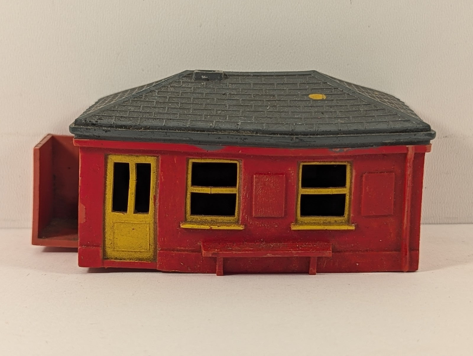 Tri-ang OO Gauge Waiting Room Building Red R62