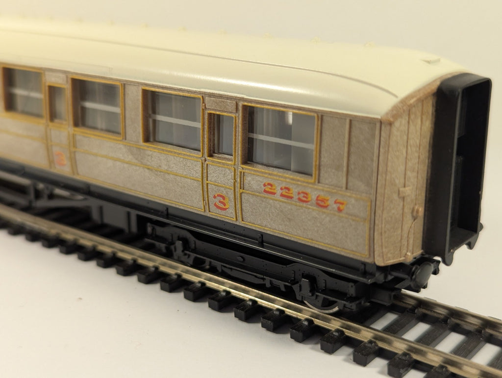 Hornby OO Gauge LNER Teak Composite Coach - missing front coupling
