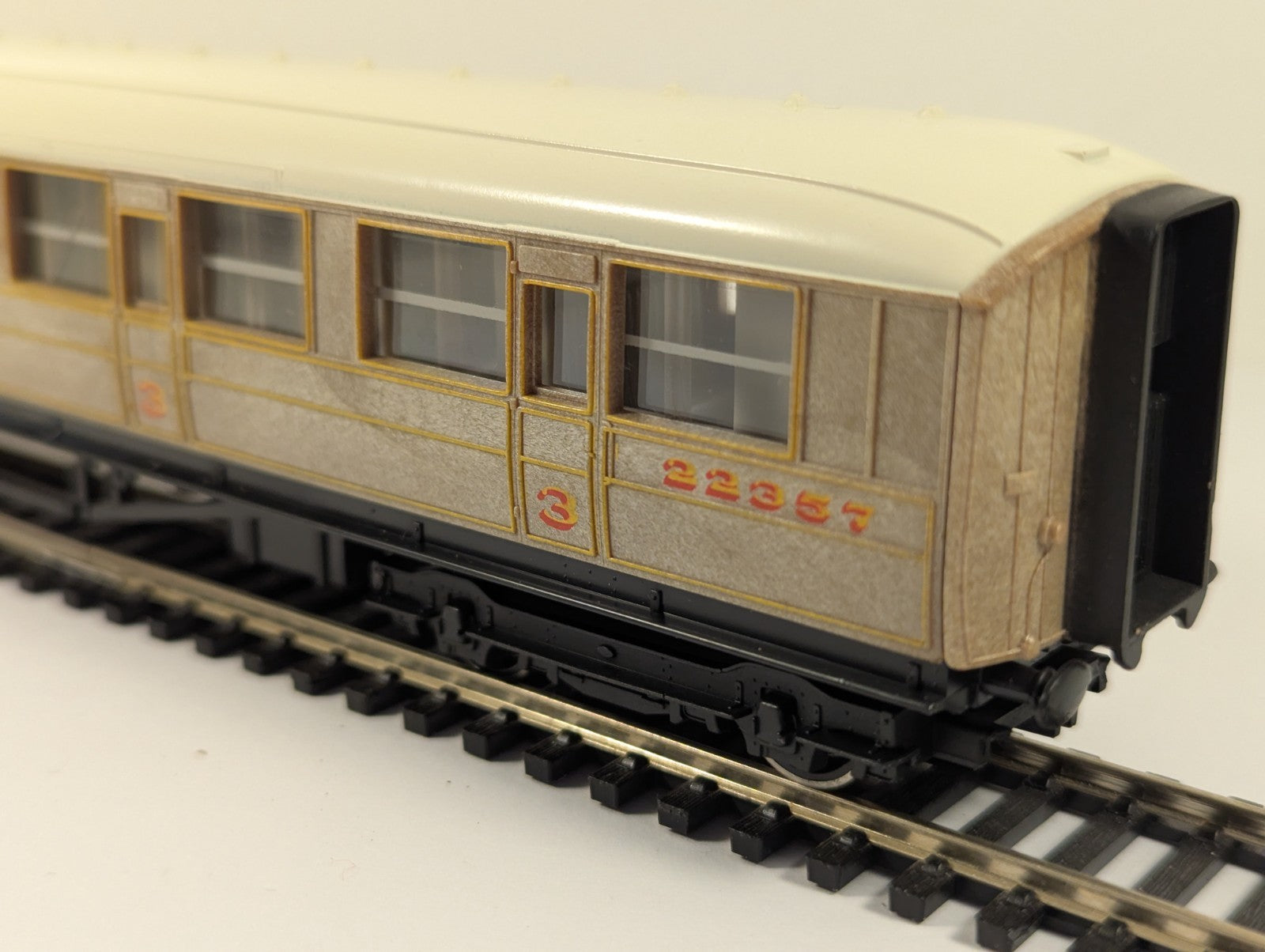 Hornby OO Gauge LNER Teak Composite Coach - missing front coupling