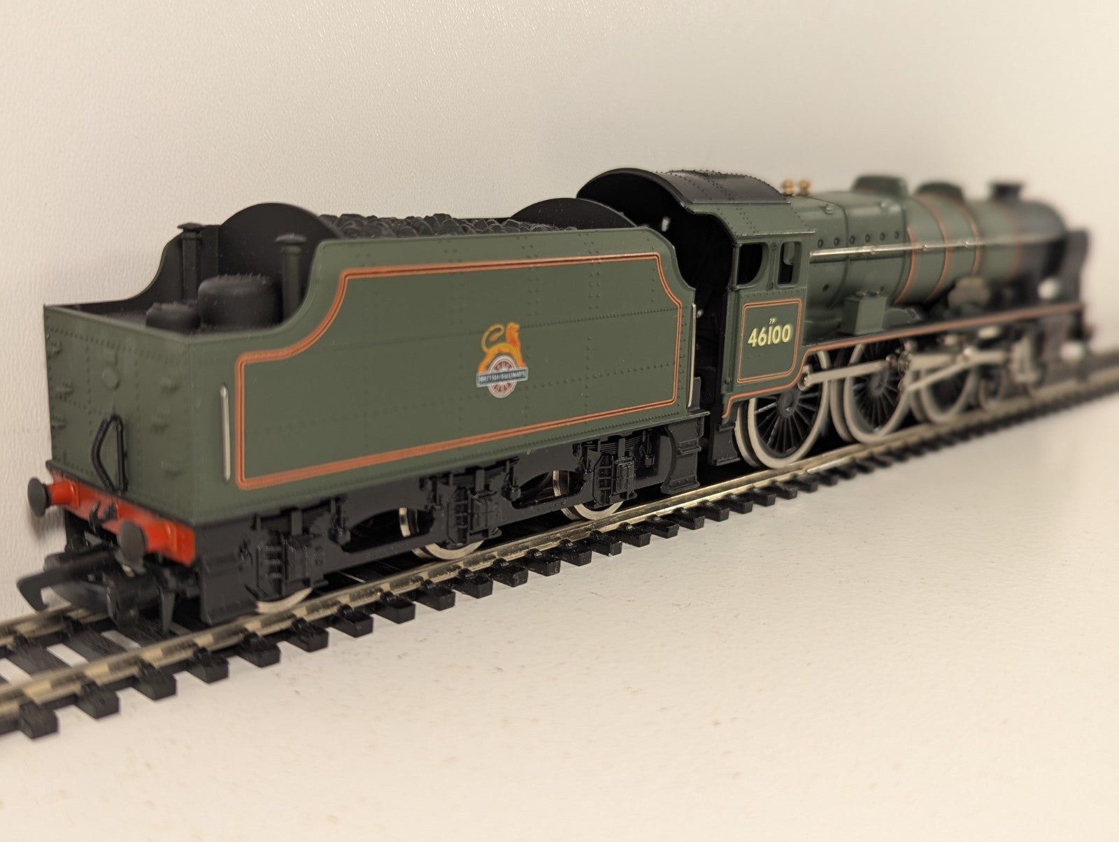 Mainline Railways 37-057 Rebuilt Scot Class 4-6-0 “Royal Scot” BR Green