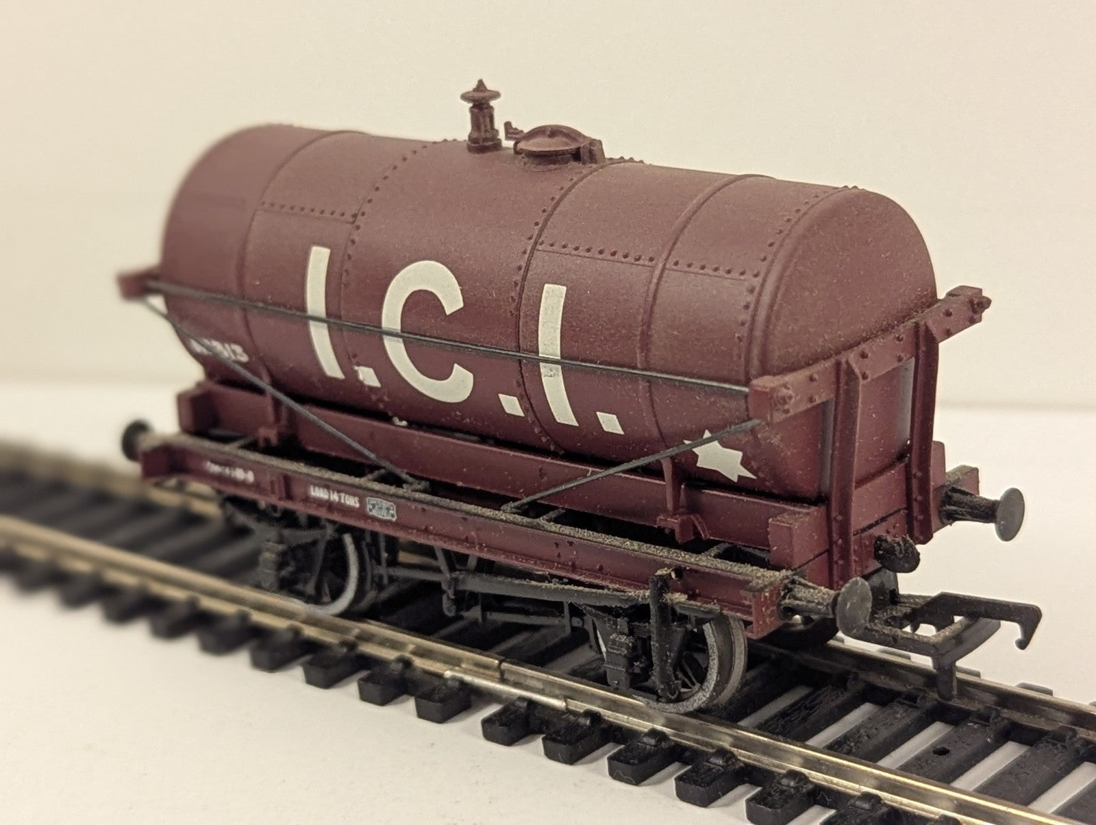 Bachmann OO Gauge 14-Ton Tank Wagon Goods Wagon 313 ICI Maroon 37-081