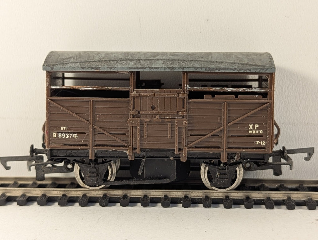 Airfix OO Gauge BR 12T Cattle Wagon B893776 BR Brown 54308