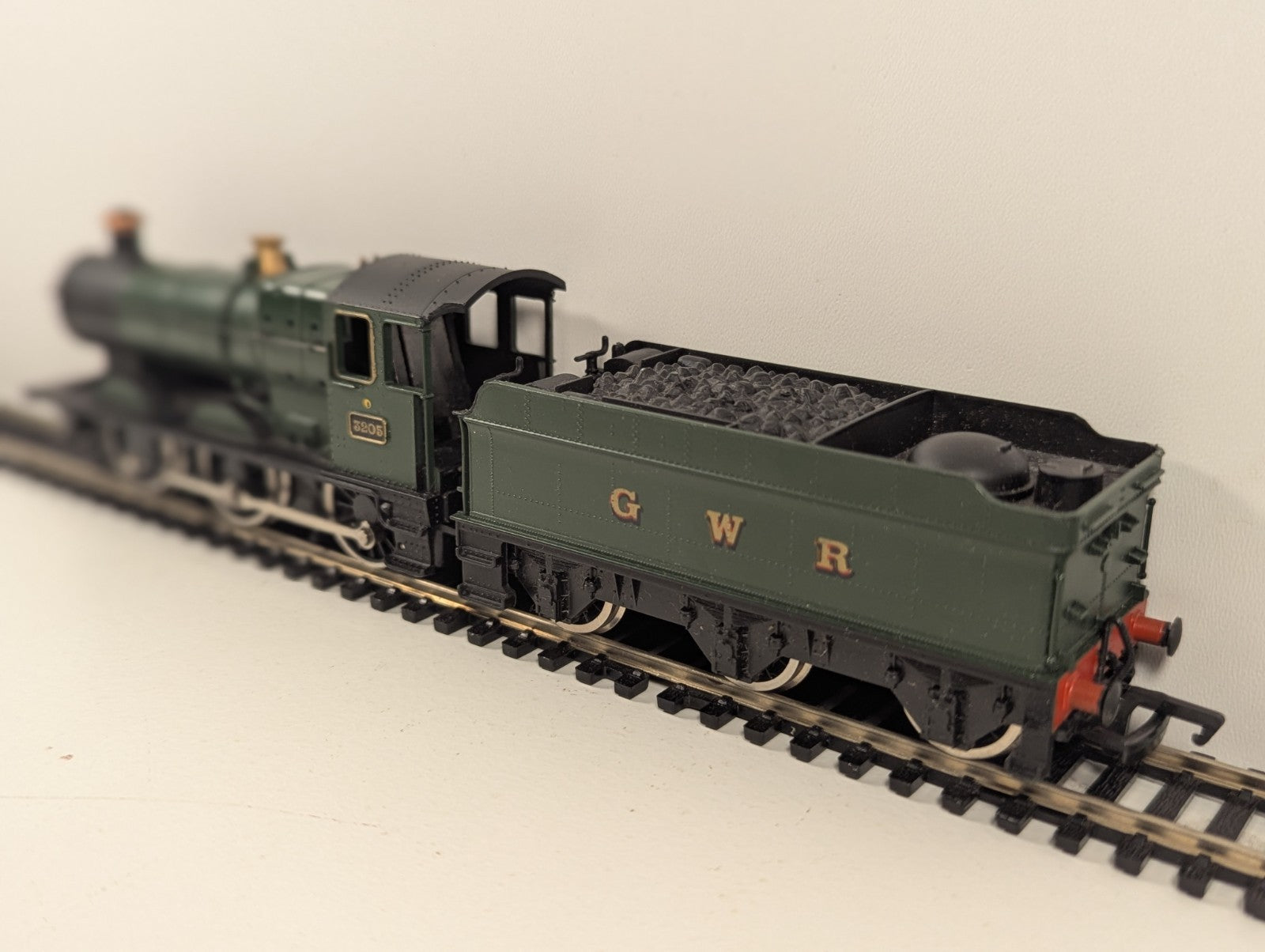 Mainline OO Gauge Collett Goods 2251 0-6-0 Steam Loco – Buffer Damage
