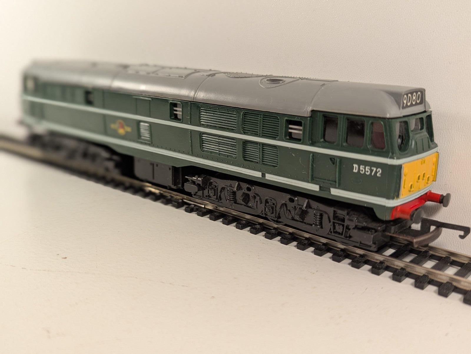 Tri-ang R357 OO Gauge Class 31 Diesel D5572 BR Green