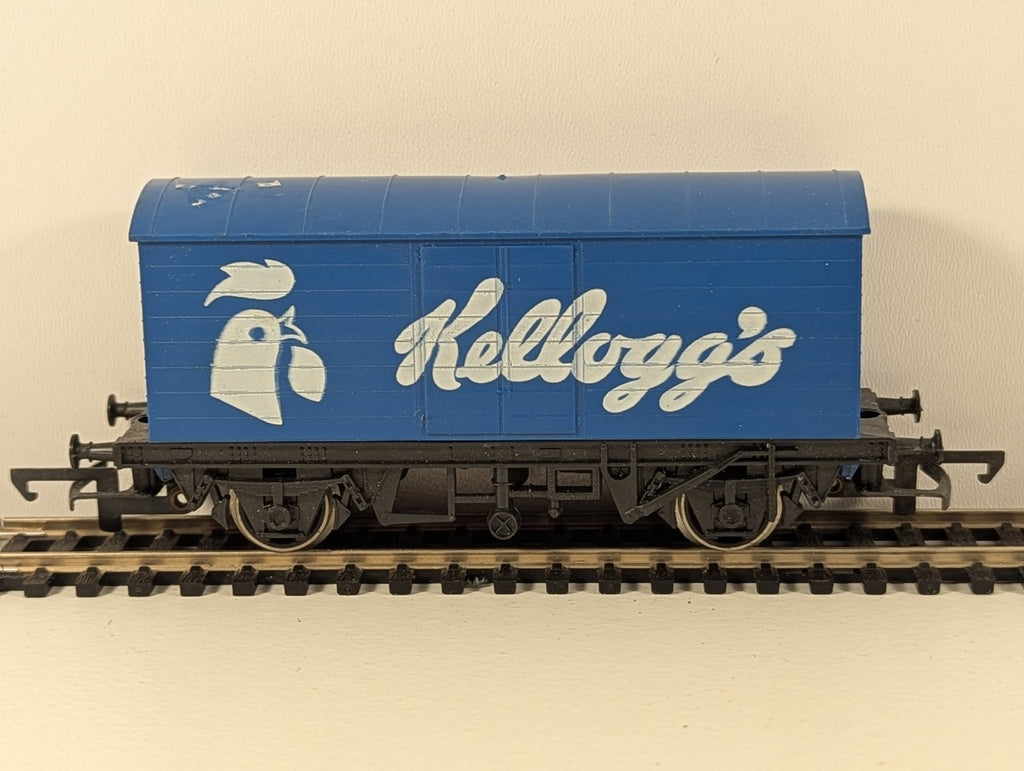 Hornby R222 OO Gauge Long Wheelbase Van – Kellogg’s