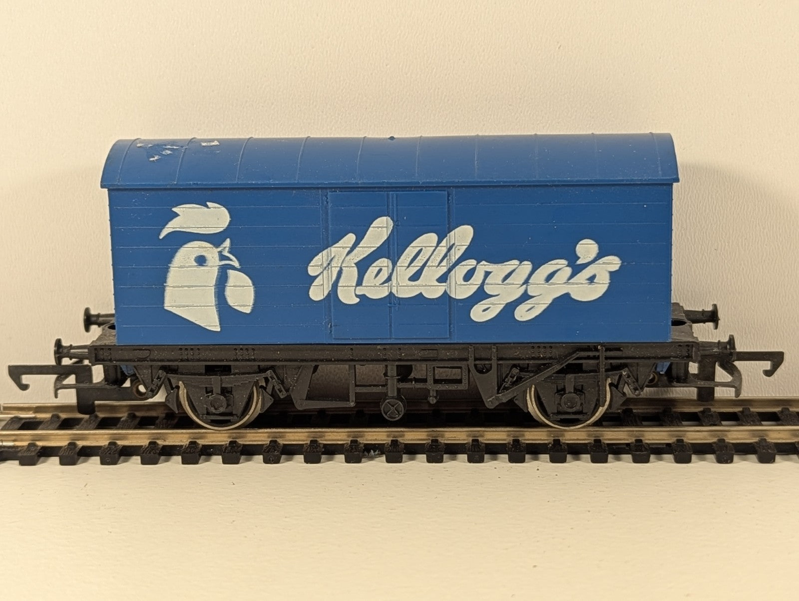 Hornby R222 OO Gauge Long Wheelbase Van – Kellogg’s
