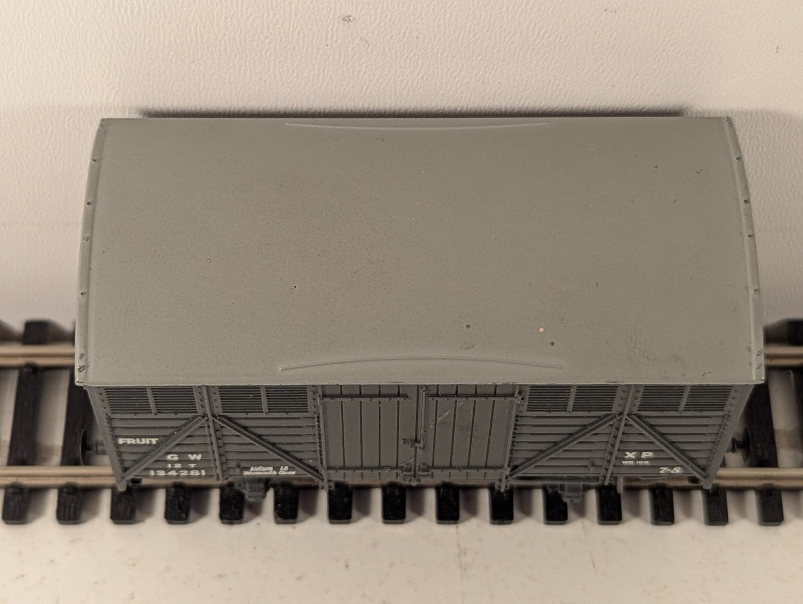 Bachmann 37-751B GWR Grey Fruit Van No.134330 OO Gauge - Missing Couplings