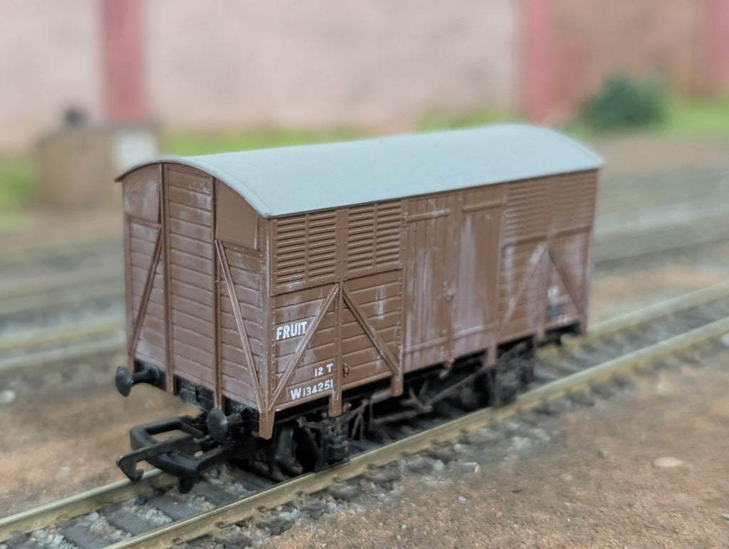 Dapol B098 12 Ton Fruit Vent Van W134251 Brown Wagon