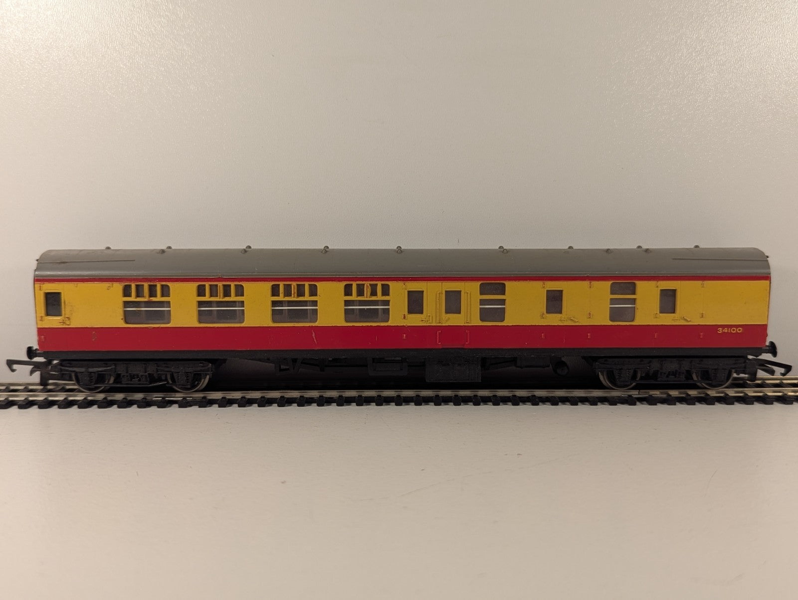 Hornby Tri-ang R627 OO Gauge BR Brake 2nd Coach 34100