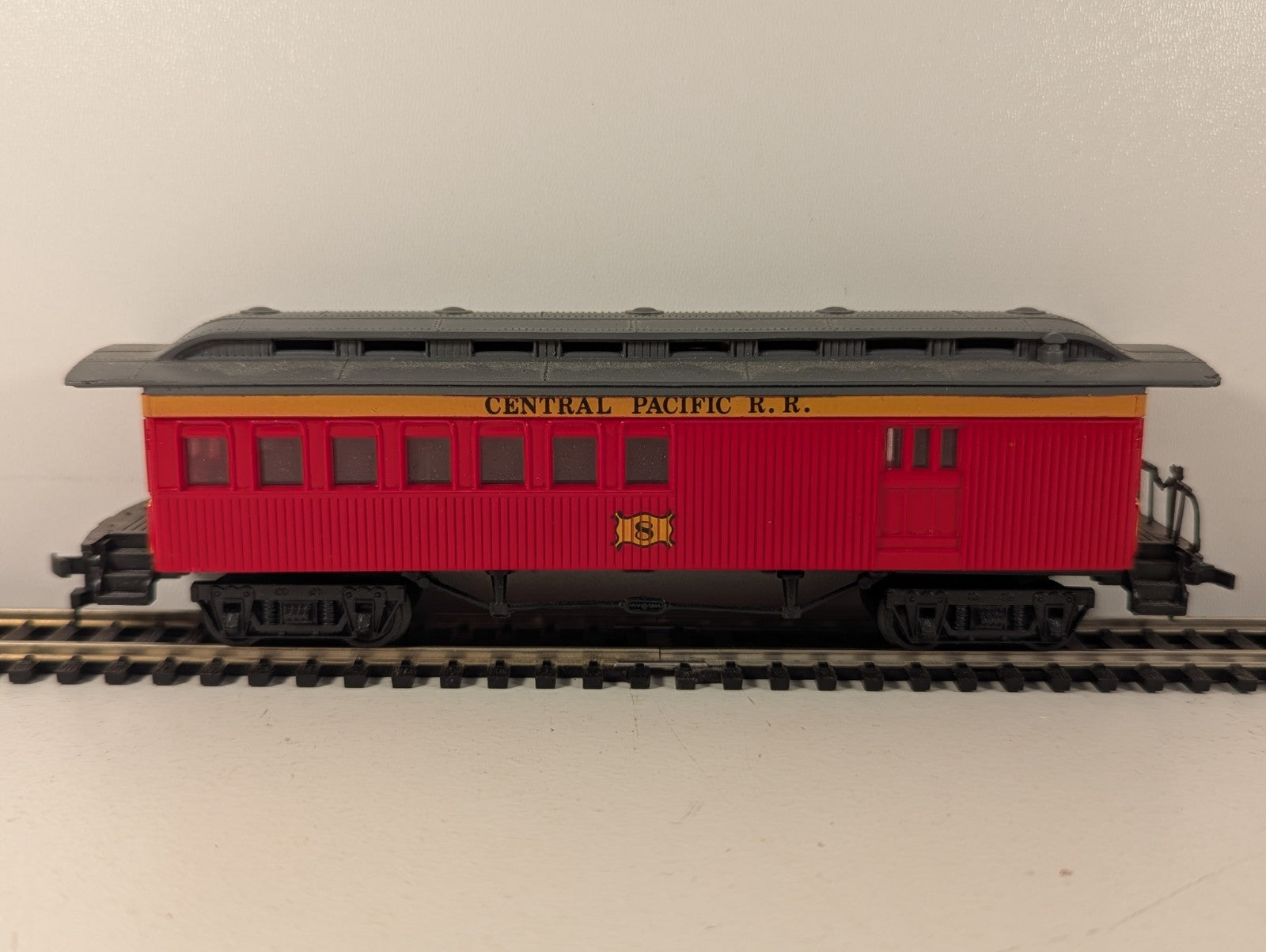 Bachmann HO Gauge Central Pacific 47ft Old Time Combine - Boxed