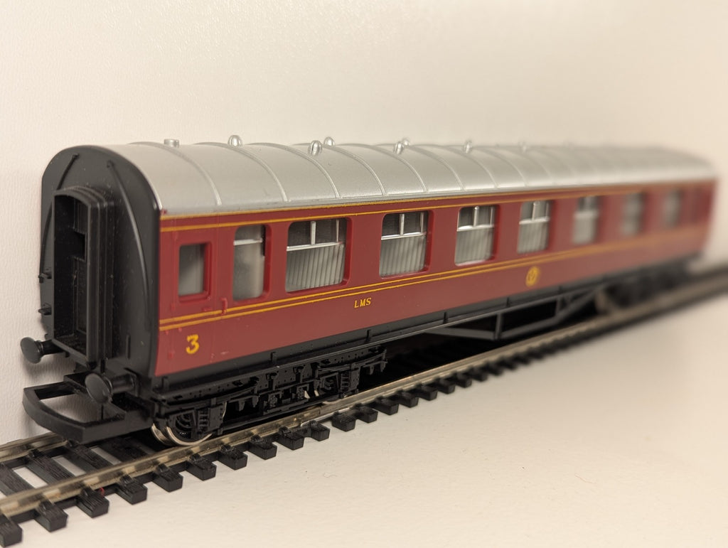 Hornby R433 LMS Stanier Composite Coach 3934