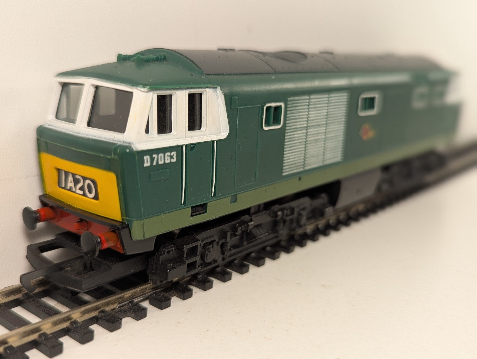 Hornby R072 Class 35 Hymek Locomotive D7063 BR Green