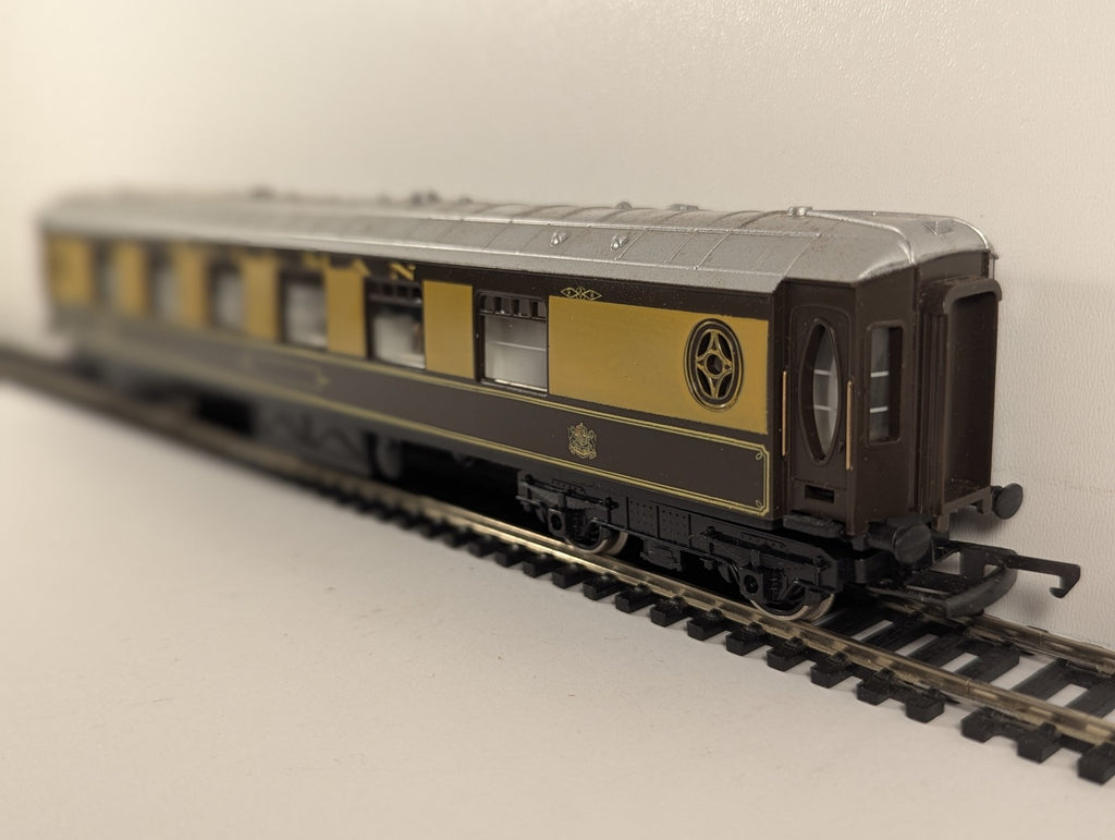 Hornby OO Gauge Pullman Car Lucille Passenger Coach Pullman Umber and Cream