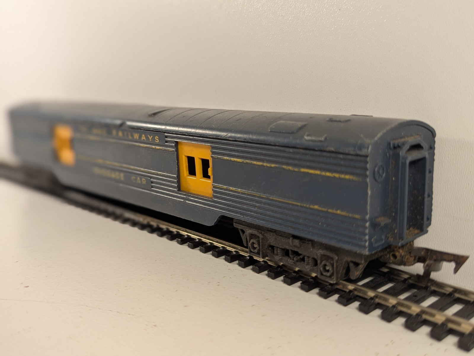 Tri-ang R134 OO Gauge Transcontinental Baggage Coach