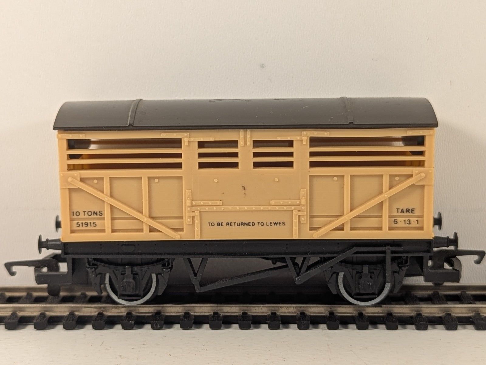Hornby R013 SR 10 Ton Cattle Wagon 'To Be Returned To Lewes'