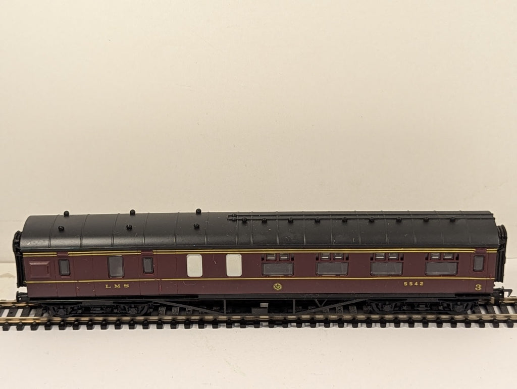 Airfix 54204-7 OO Gauge LMS Brake Third Coach