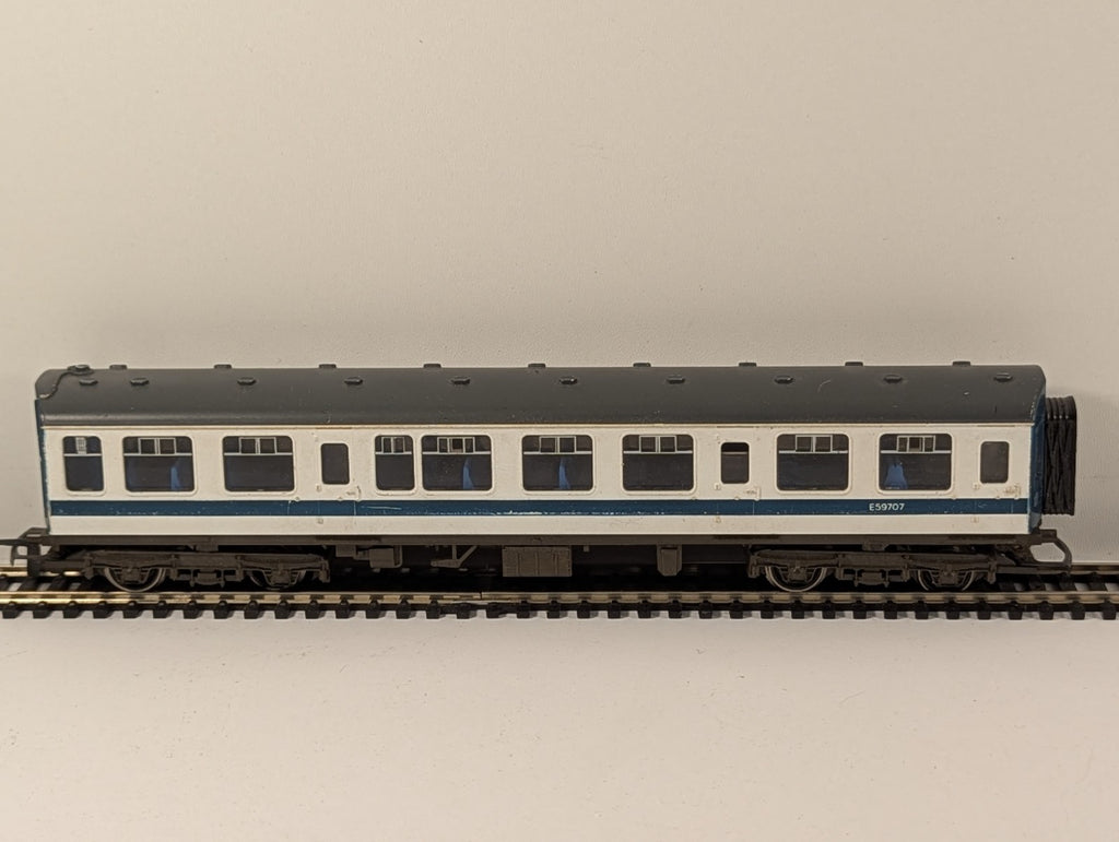 Hornby R698 OO Gauge Class 110 Centre Coach Missing Corridor End and buffers