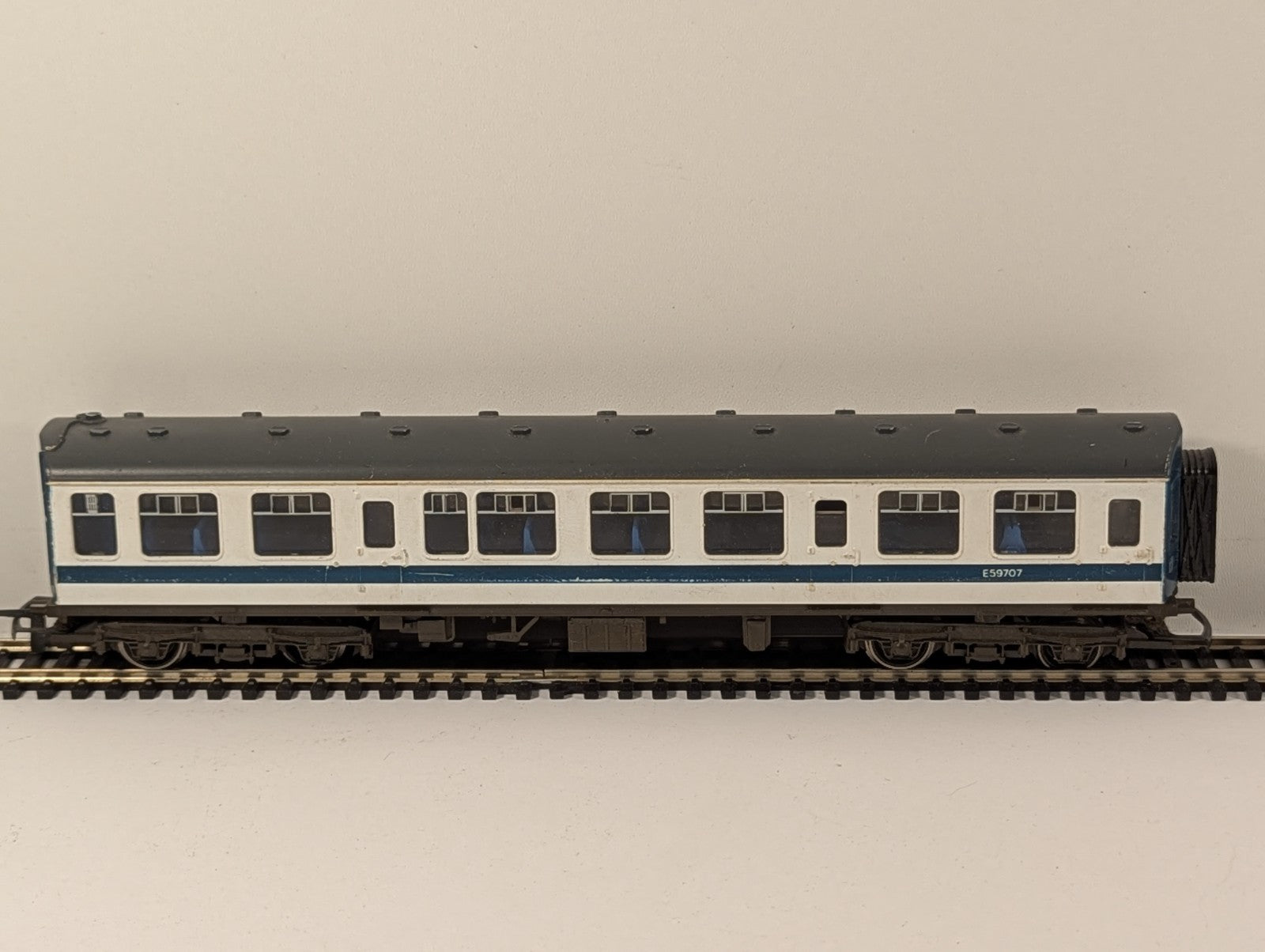Hornby R698 OO Gauge Class 110 Centre Coach Missing Corridor End and buffers