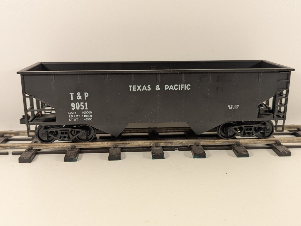 AHM Texas & Pacific (T&P) 2-Bay Hopper Car – No. 9051 – O Gauge